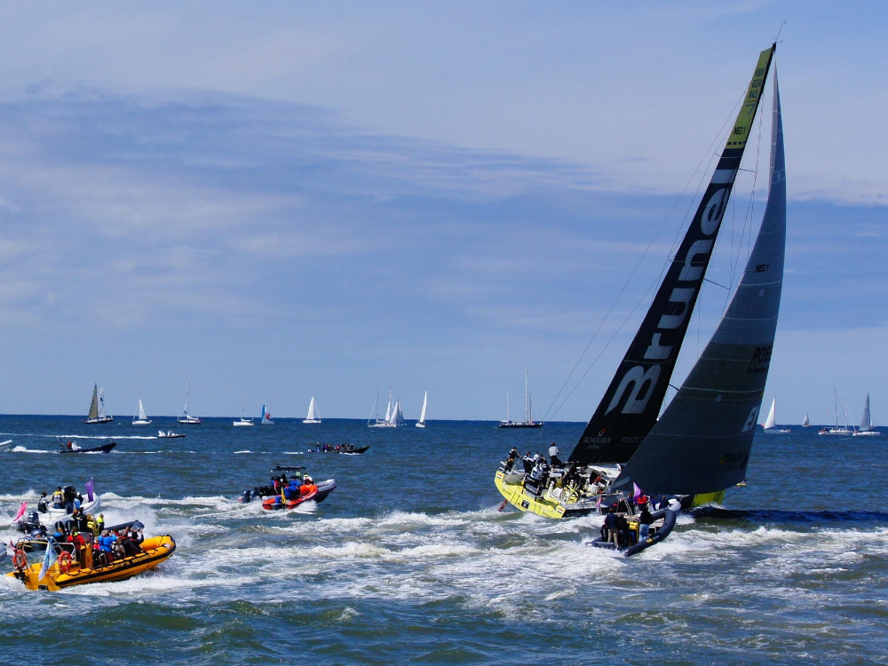 Закатная прогулка под парусом